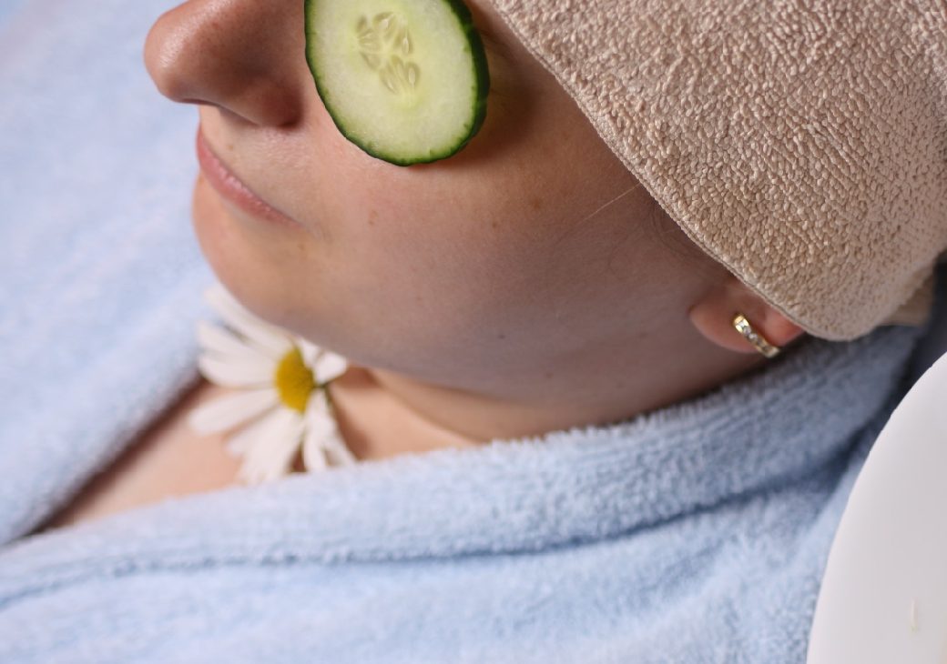 Slices-of-cucumbers-placed-on-eye-bags