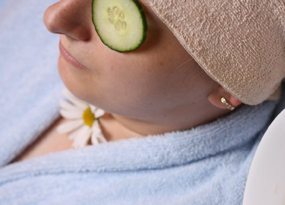 Slices-of-cucumbers-placed-on-eye-bags