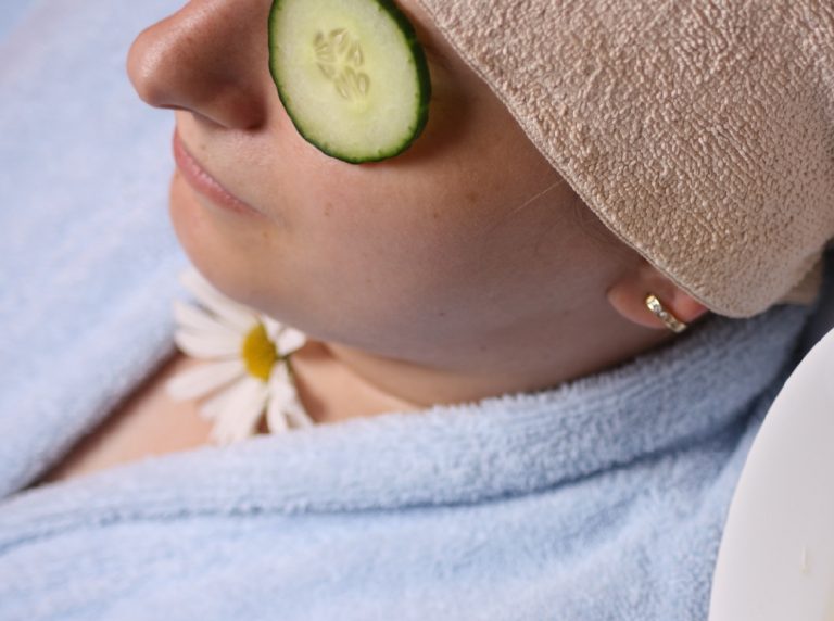 Slices-of-cucumbers-placed-on-eye-bags
